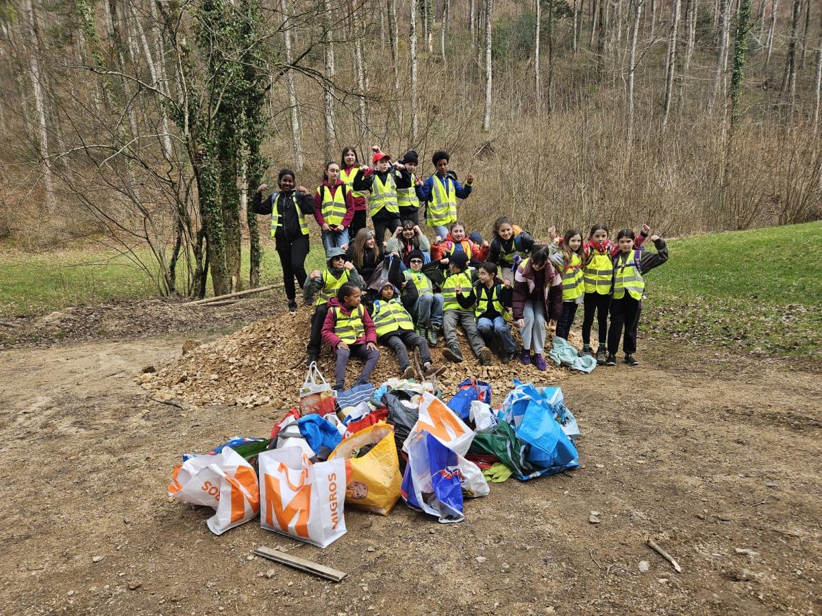 Müll sammeln im Wald 1